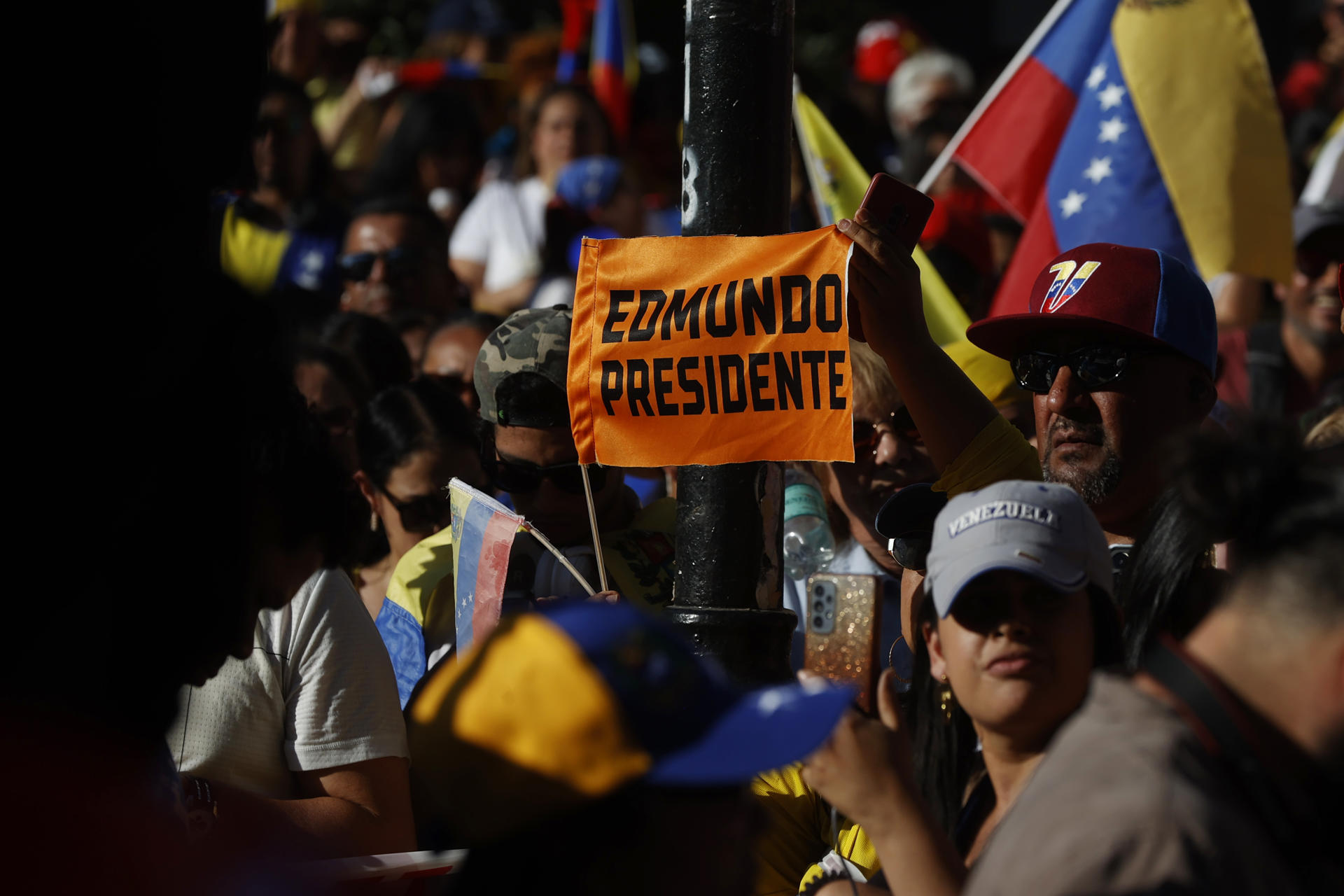 Una persona sostiene un cartel durante una manifestación este jueves, en Santiago (Chile). EFE/ Elvis González
