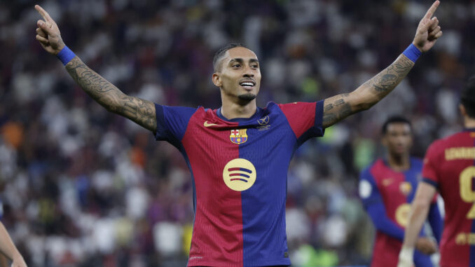 El delantero brasileño del Barcelona Raphinha celebra el quinto gol de su equipo durante el partido de la final de la Supercopa de España de fútbol entre el Real Madrid y el FC Barcelona, este domingo en Yeda, Arabia Saudí. EFE/ Alberto Estévez
