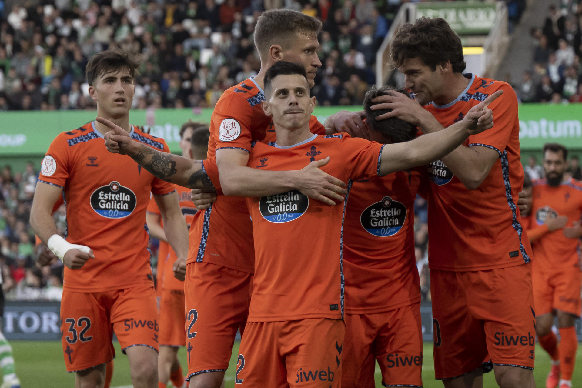 Los jugadores del Celta de Vigo celebran el gol de Alfon González (c) contra el Racing de Santander, durante el partido de dieciseisavos de la Copa del Rey disputado este domingo en los Campos de Sport de El Sardinero en la capital cántabra.- EFE/Pedro Puente Hoyos
