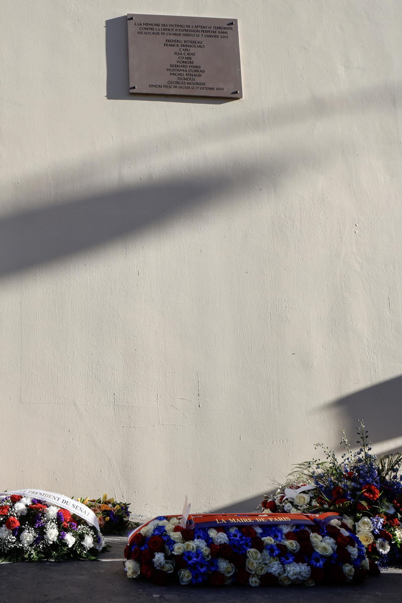 La pequeña calle Nicolas Appert, donde una placa en la fachada de la antigua sede de Charlie Hebdo. EFE/EPA/LUDOVIC MARIN / POOL MAXPPP OUT
