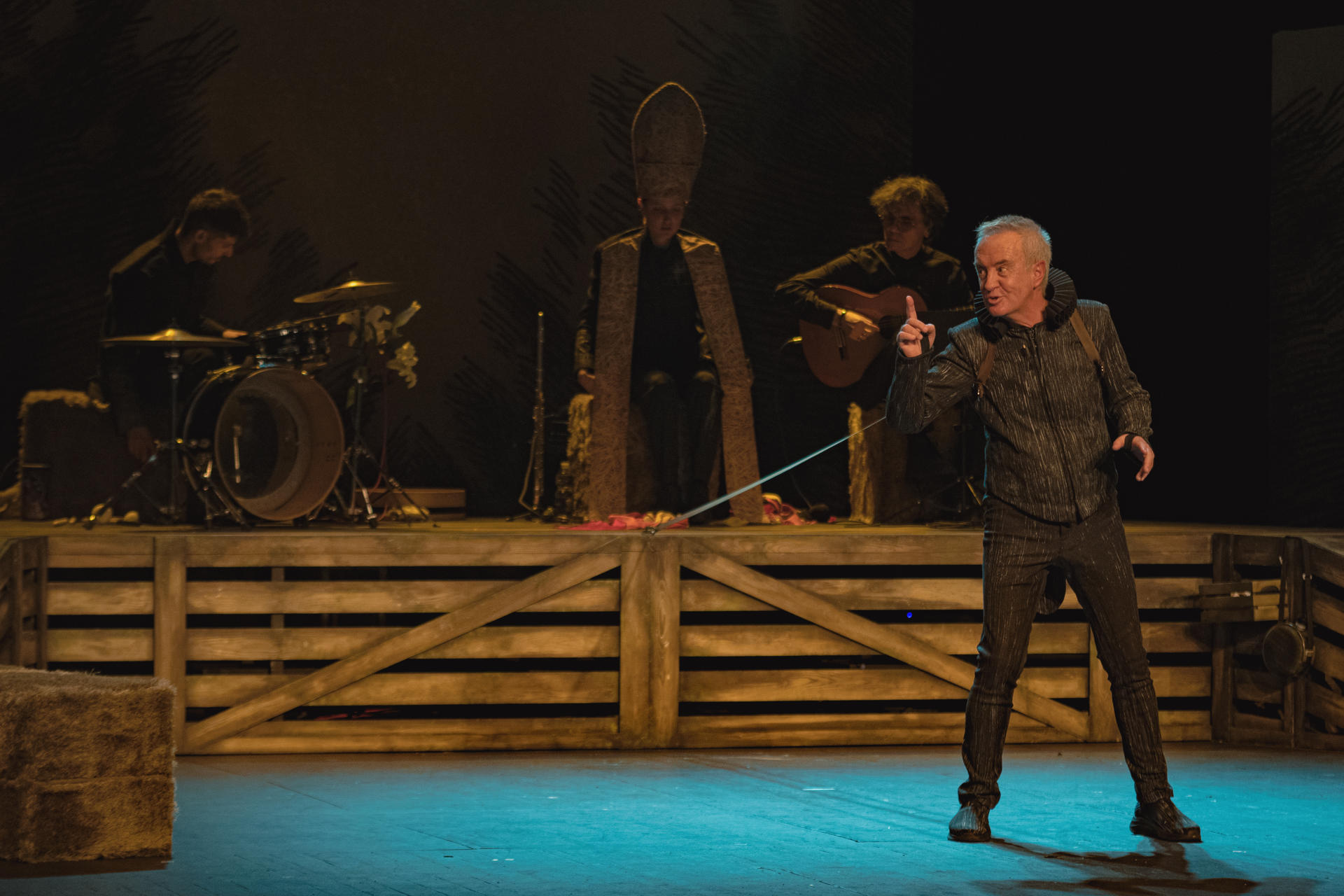 Carlos Hipólito, que recibe este sábado en Torrelavega el premio del público del Festival de Invierno de esta ciudad cántabra, destaca que "el único enemigo del teatro es el mal teatro", porque cuando el espectador va a ver una obra y "le aburre", eso "es letal". Carlos Hipólito (Madrid, 1956) abre este sábado el Festival de Invierno de Torrelavega, donde recibirá el premio del público por 'Burro', una obra que repasa la historia del ser humano como una especie depredadora a través de los ojos del asno. EFE/Ay Teatro  *****SOLO USO EDITORIAL/SOLO DISPONIBLE PARA ILUSTRAR LA NOTICIA QUE ACOMPAÑA (CRÉDITO OBLIGATORIO) *****
