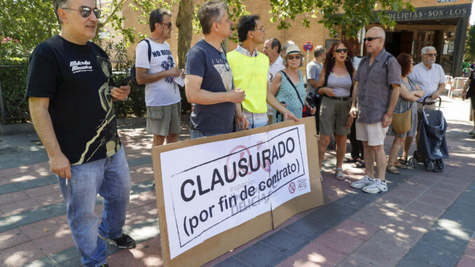 Concentración en julio de 2023 convocada por la Plataforma Stop Espacio Delicias y la Asociación Vecinal Delicias para Tod@s para pedir la clausura del Espacio Ibercaja Delicias. EFE/J P GANDUL
