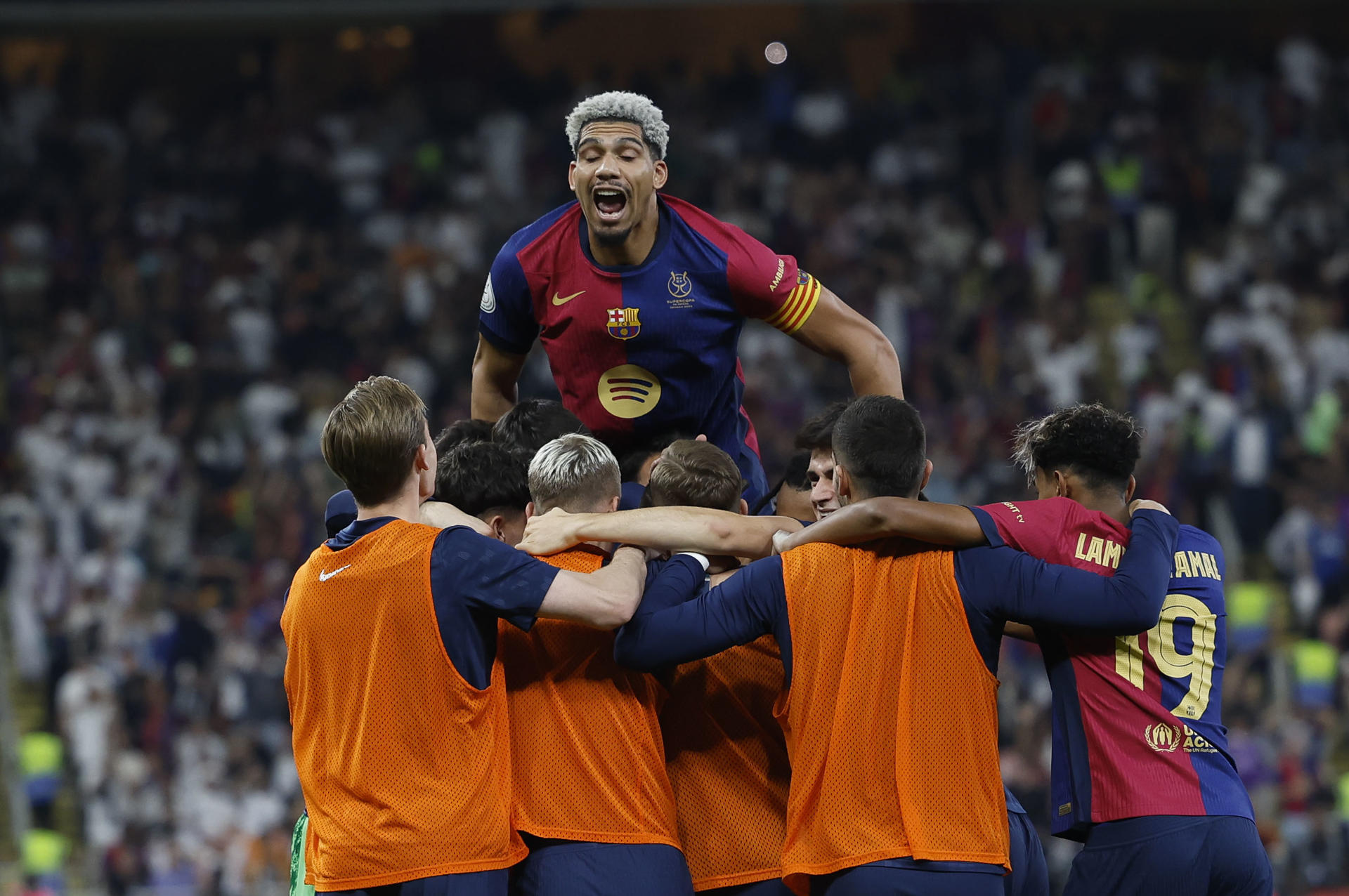 Los jugadores del FC Barcelona celebran el segundo gol de Raphinha, quinto del equipo, durante el partido de la final de la Supercopa de España de fútbol entre el Real Madrid y el FC Barcelona, este domingo en Yeda, Arabia Saudí. EFE/ Alberto Estévez
