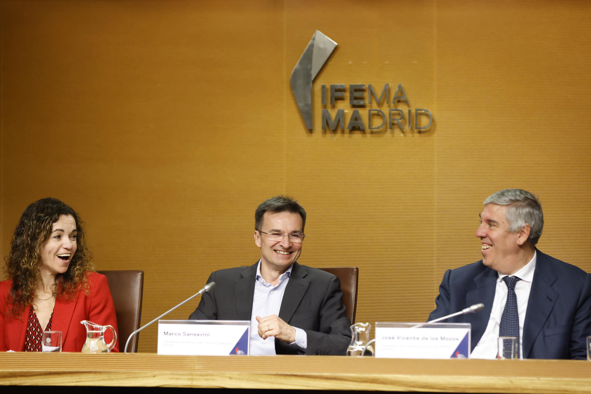 La secretaria de Estado de Turismo, Rosario Sánchez, el presidente de Iberia, Marco Sansavini (c) y José Vicente de los Mozos, presidente IFEMA, durante la presentación de la 45 edición de Feria Internacional de Turismo Fitur, este lunes en Madrid. La feria se celebrará en la capital entre los próximos 22 y 26 de enero, con 9.500 empresas participantes (500 más), 156 países y 884 expositores titulares con estand, lo que supone un crecimiento del 10 % en términos generales y del 19 % en internacionalidad. EFE/ Blanca Millez
