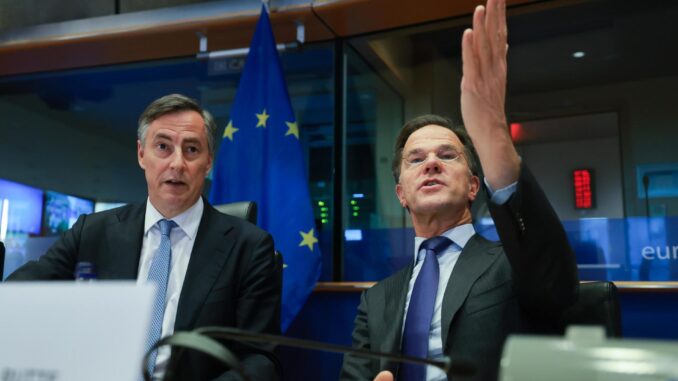 El Secretario General de la OTAN, Mark Rutte (D) y el Presidente del Comité de Asuntos Exteriores del Parlamento Europeo, David McAllister (I), asisten a una audiencia del comité de Asuntos Exteriores del Parlamento de la UE en Bruselas, Bélgica, el 13 de enero de 2025. (Bélgica, Bruselas) EFE/EPA/OLIVIER HOSLET
