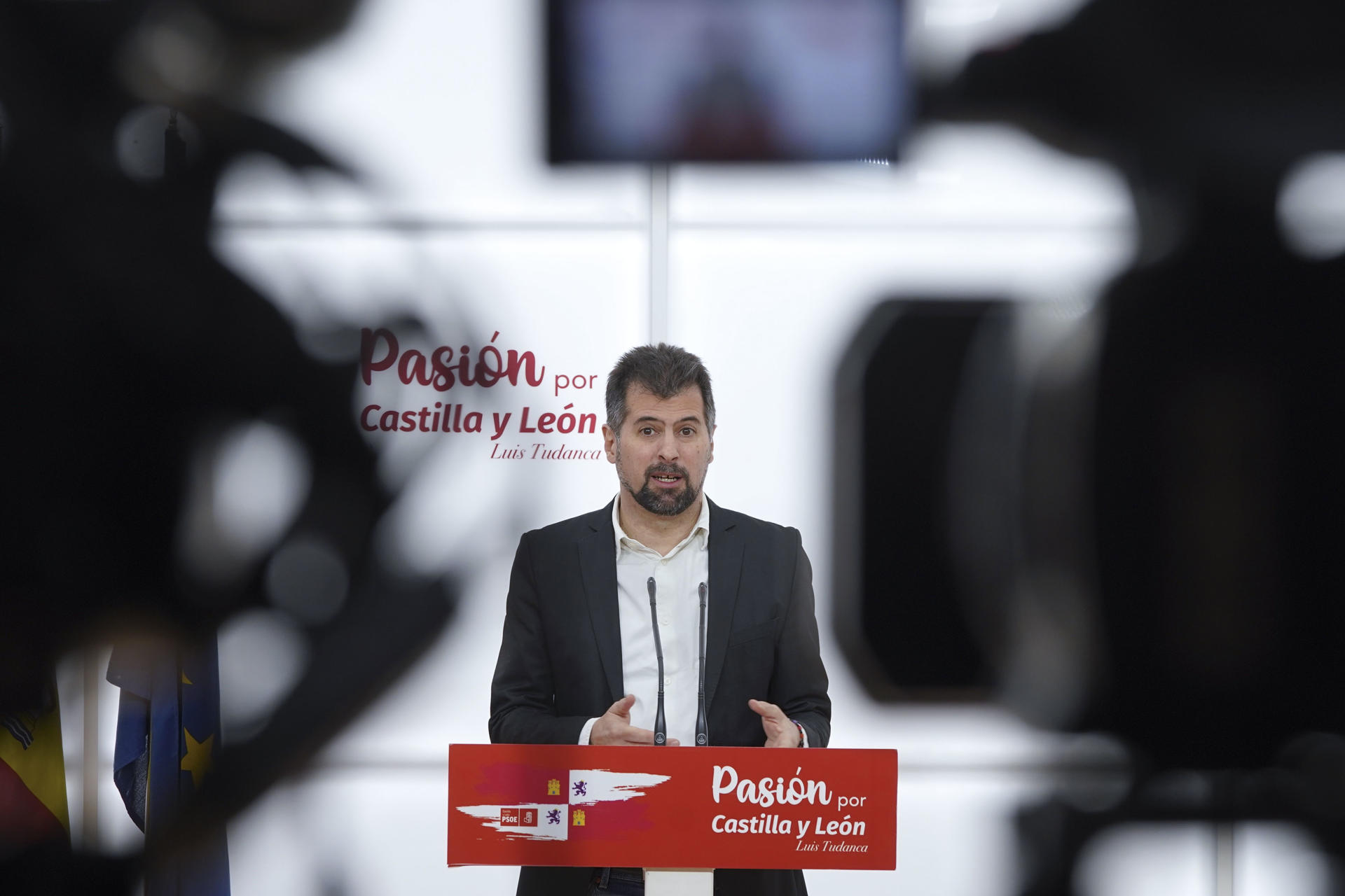 El secretario general del PSOE en Castilla y León, Luis Tudanca, durante su comparecencia este martes en Valladolid para informar de su decisión de no concurrir como candidato al proceso de elecciones primarias en esta comunidad autónoma y, por tanto, de no optar a la reelección al cargo que ha desempeñado durante diez años y casi tres meses. EFE/Nacho Gallego
