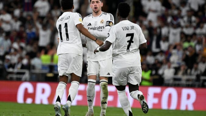 Rodrygo Goes (I) celebra el gol de 2-5 con sus compañeros Fede Valverde (C) y Vinicius Jr (D) durante la final de la Supercopa de España. EFE/EPA/STR
