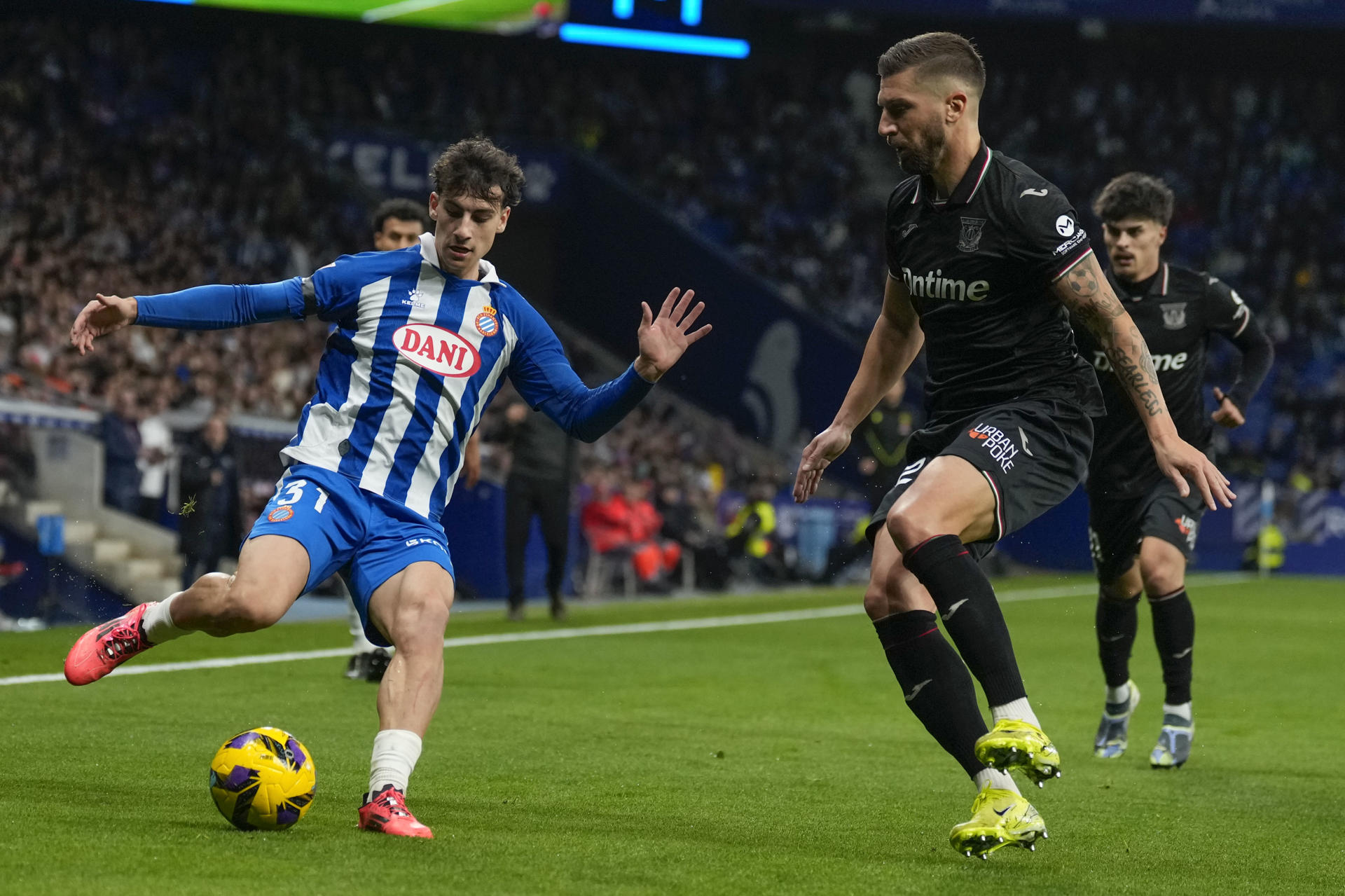 El centrocampista del Espanyol Antoniu Roca (i) y el defensa serbio del Leganés, Matija Nastasic en el partido de LaLiga entre el Espanyol y el Leganés, este sábado en el estadio RCDE Stadium. EFE/ Alejandro Garcia
