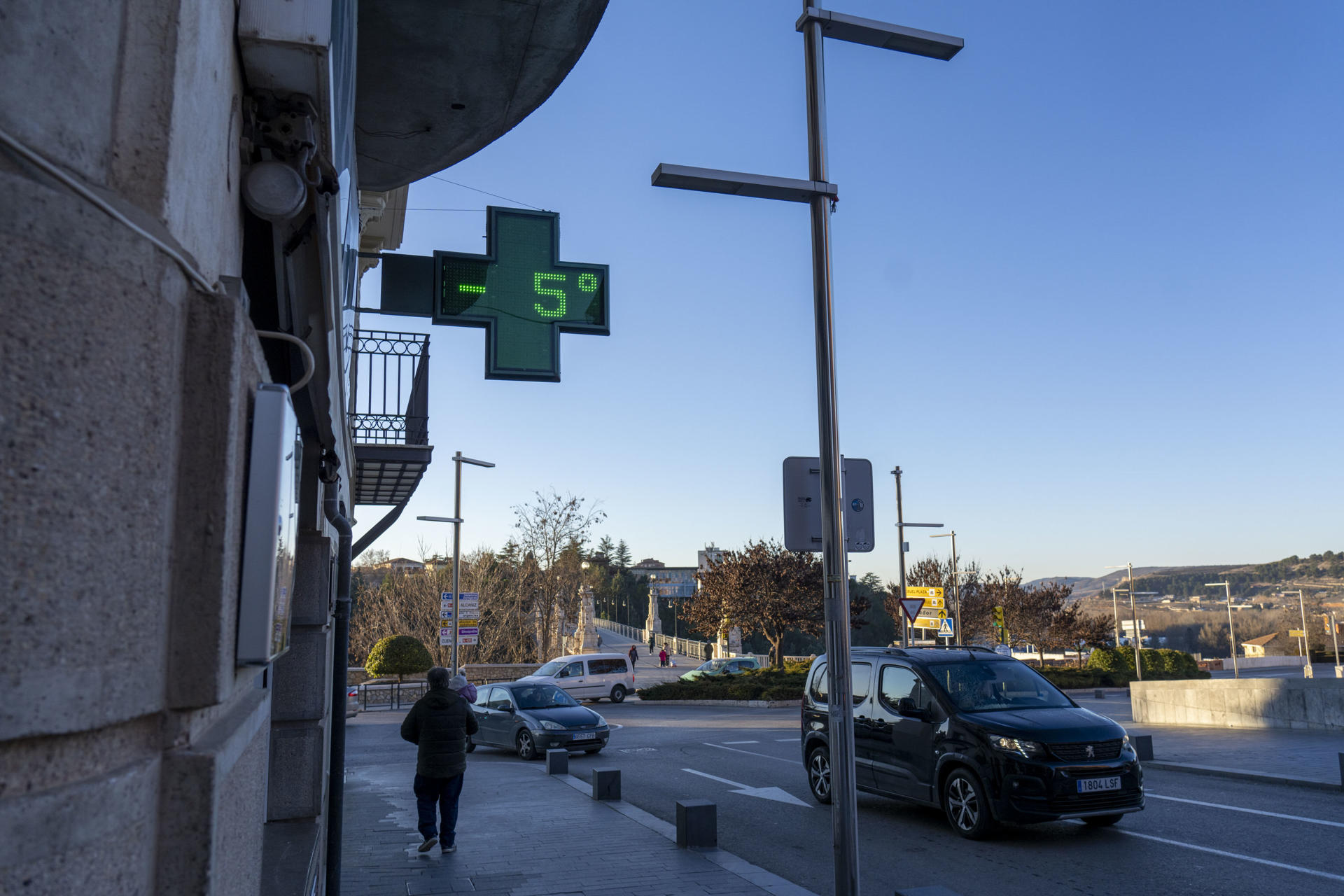 Un termómetro marca cinco grados bajo cero en Teruel este miércoles a causa de la ola de frío que azota a España. EFE/ Antonio García
