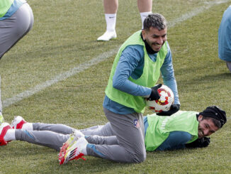 De Paul, junto a Correa, en el entrenamiento de este viernes.-EFE/ J.P. Gandul