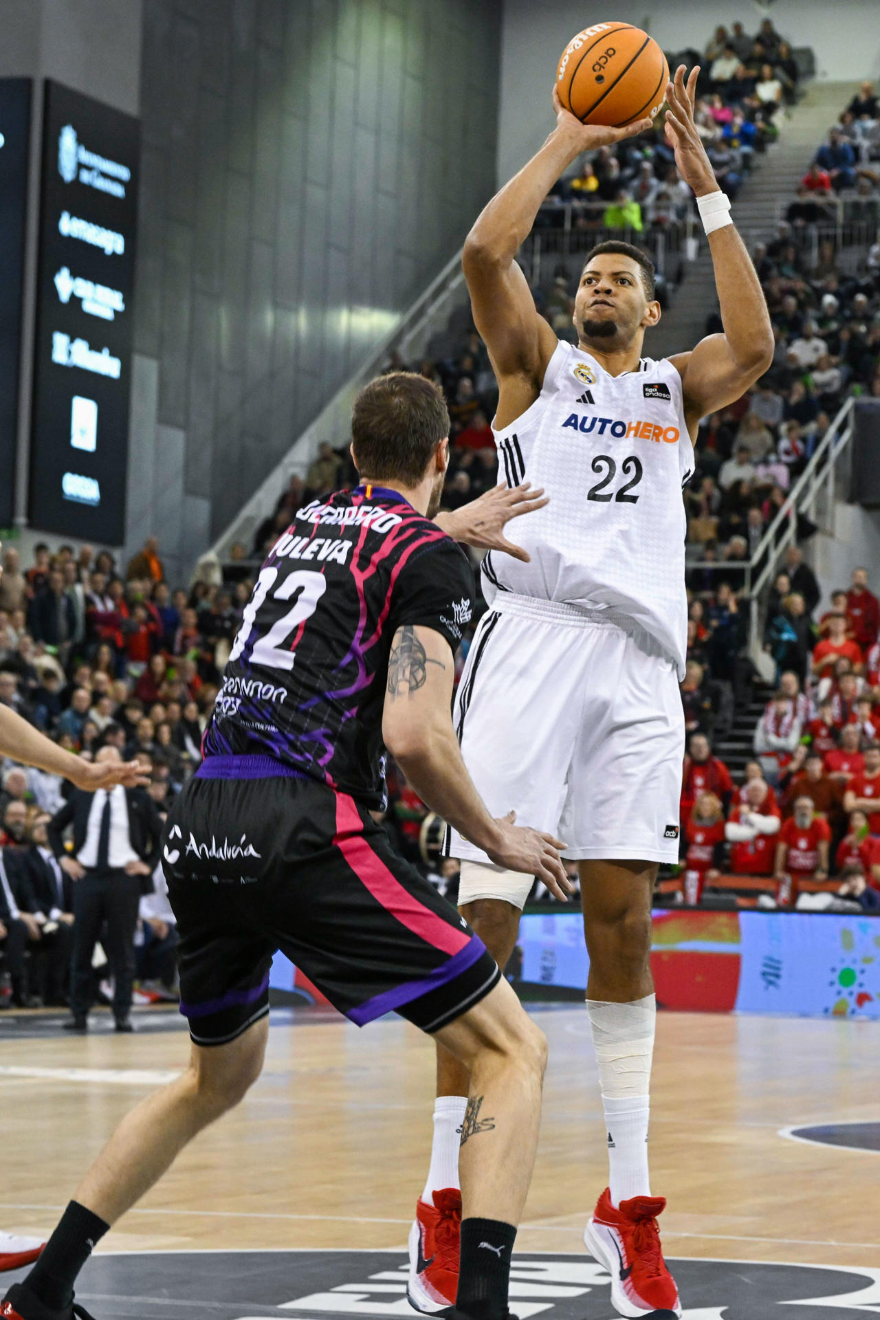 El pívot del Real Madrid Edy Tavares (d) lanza a canasta ante Rubén Guerrero, del Covirán Granada, durante el partido de la jornada 14 de la Liga Endesa que Covirán Granada y Real Madrid disputaro en el Palacio de Deportes de Granada. EFE/miguel ángel molina
