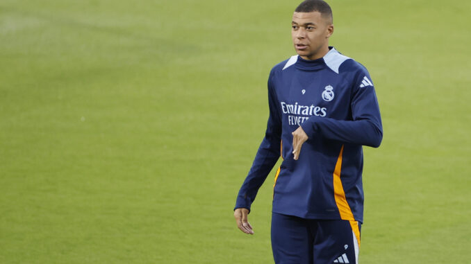 El delantero francés del Real Madrid Kylian Mbappé durante el entrenamiento en Yeda, en la víspera de la final de la Supercopa de España de fútbol que les enfrenta al Barcelona. EFE/ Alberto Estevez
