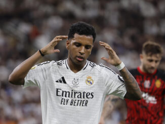 El delantero del Real Madrid Rodrygo Goes (i) reacciona tras una ocasión durante el partido de semifinales de la Supercopa de España de fútbol entre el Real Madrid y el RCD Mallorca, este jueves en Yeda. EFE/ Alberto Estévez