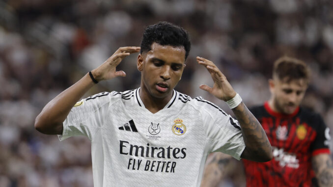 El delantero del Real Madrid Rodrygo Goes (i) reacciona tras una ocasión durante el partido de semifinales de la Supercopa de España de fútbol entre el Real Madrid y el RCD Mallorca, este jueves en Yeda. EFE/ Alberto Estévez
