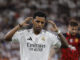 El delantero del Real Madrid Rodrygo Goes (i) reacciona tras una ocasión durante el partido de semifinales de la Supercopa de España de fútbol entre el Real Madrid y el RCD Mallorca, este jueves en Yeda. EFE/ Alberto Estévez