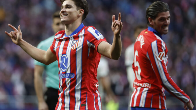 El delantero argentino del Atlético de Madrid Julián Álvarez (i) celebra el primer gol de su equipo durante el partido de LaLiga entre el Atlético de Madrid y el Osasuna, este domingo en el Riyadh Air Metropolitano de Madrid.EFE/ Juanjo Martín
