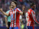 El delantero argentino del Atlético de Madrid Julián Álvarez (i) celebra el primer gol de su equipo durante el partido de LaLiga entre el Atlético de Madrid y el Osasuna, este domingo en el Riyadh Air Metropolitano de Madrid.EFE/ Juanjo Martín