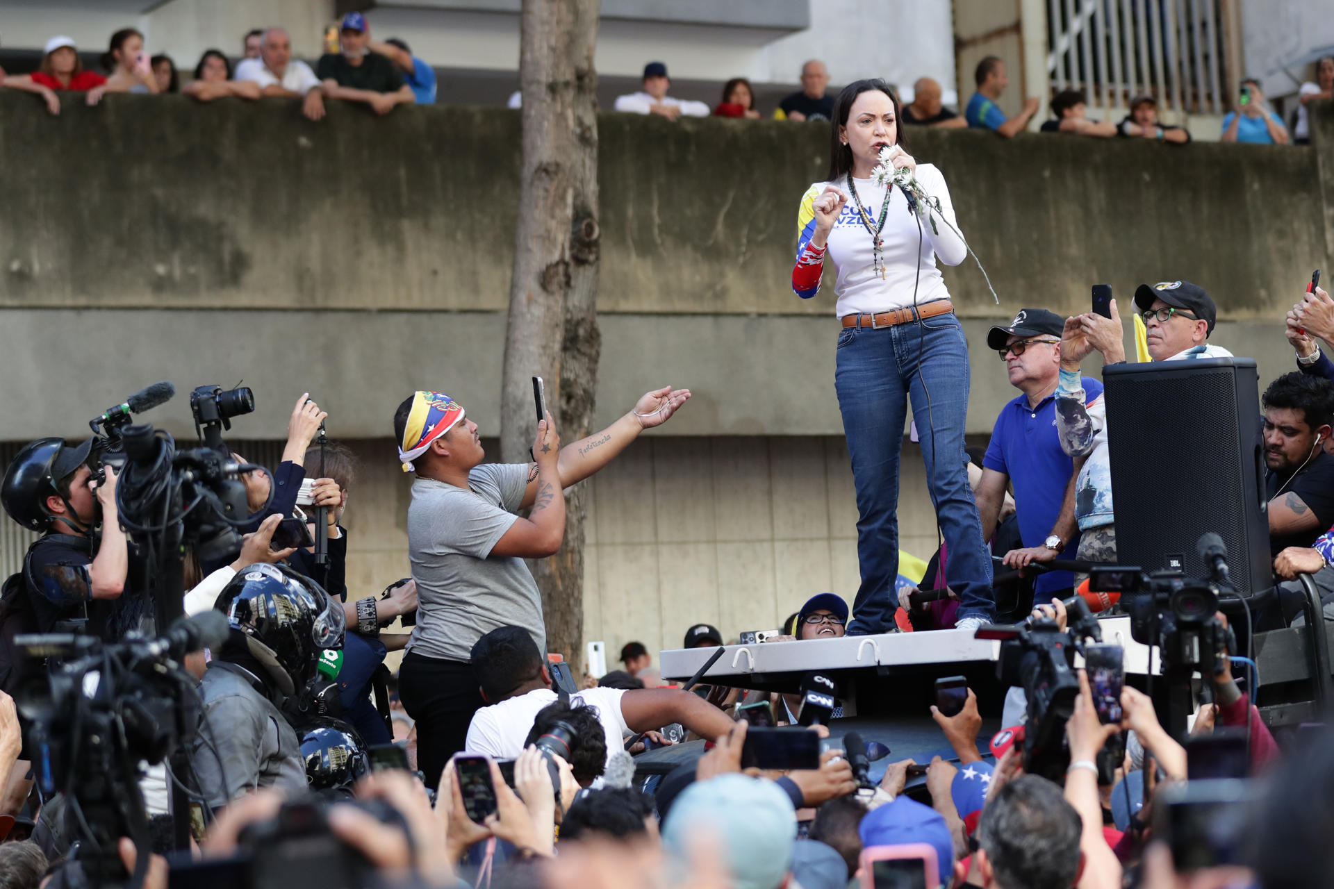 La líder antichavista María Corina Machado pronuncia un discurso este jueves, en una manifestación en Caracas (Venezuela). EFE/ Ronald Pena R.
