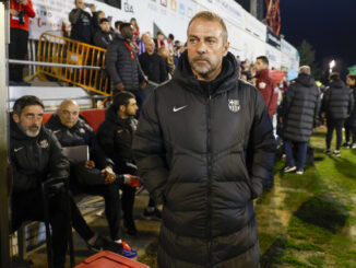 El entrenador del Barcelona Hans-Dieter Flick, durante el partido de dieciseisavos de la Copa del Rey contra el Barbastro, este sábado en el Campo Municipal de Deportes de Barbastro.-EFE/ Javier Cebollada