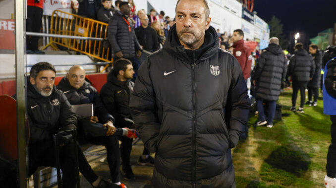 El entrenador del Barcelona Hans-Dieter Flick, durante el partido de dieciseisavos de la Copa del Rey contra el Barbastro, este sábado en el Campo Municipal de Deportes de Barbastro.-EFE/ Javier Cebollada
