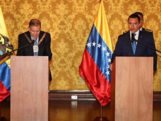 El líder antichavista Edmundo González Urrutia (i) escucha al presidente de Ecuador, Daniel Noboa, luego de recibir la Orden Nacional al Mérito en el grado de Gran Collar este 28 de enero de 2025, en el Palacio de Gobierno en Quito (Ecuador). EFE/ José Jácome