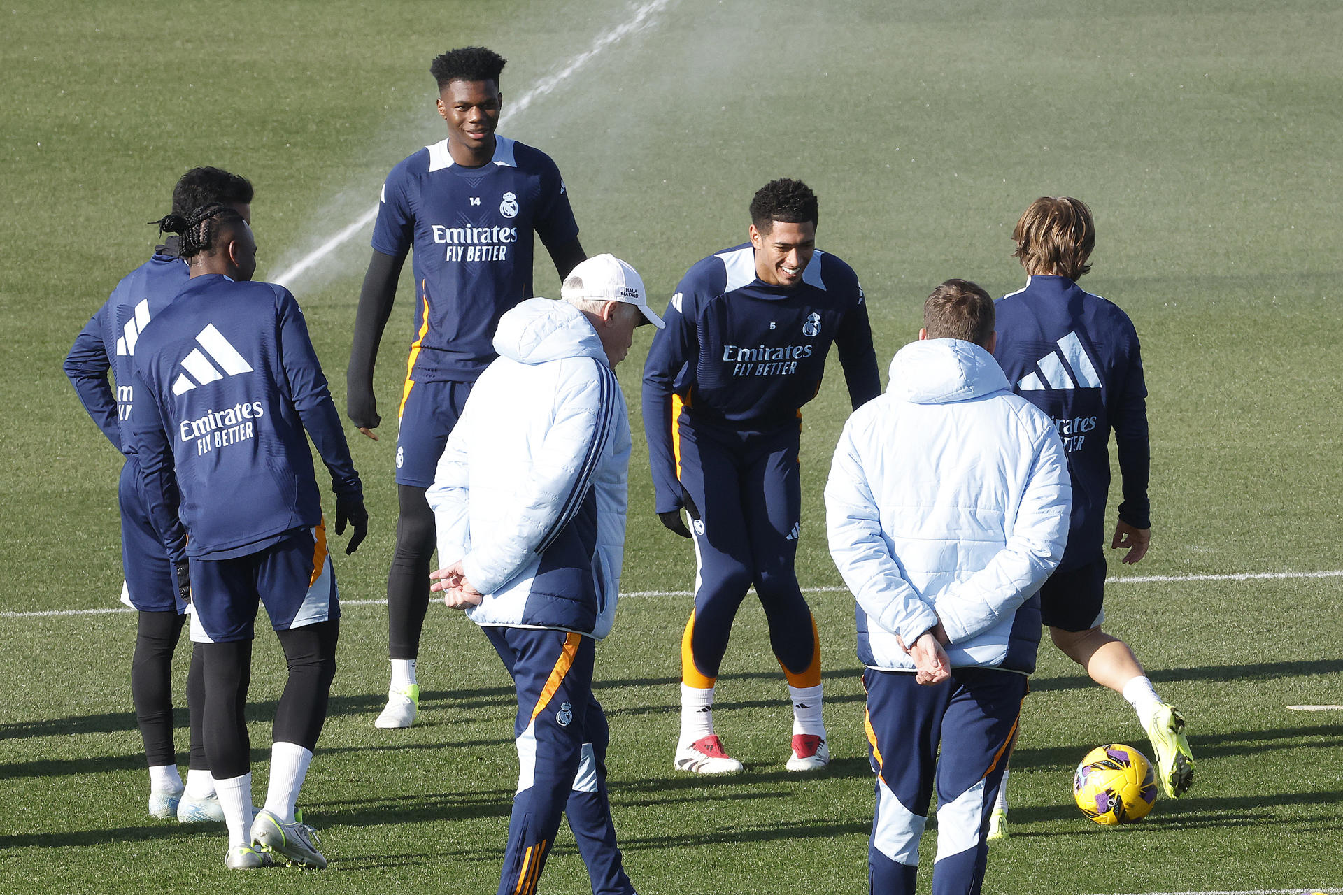 El centrocampista del Real Madrid, Jude Bellingham (c) y sus compañeros, durante el entrenamiento que el conjunto ha llevado a cabo este jueves en la Ciudad Deportiva de Valdebebas, en Madrid, para preparar su partido de Liga de mañana, ante el Valencia. EFE/ J.P.Gandul
