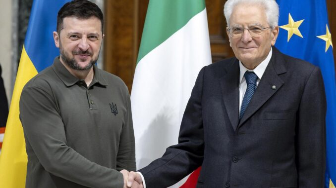 El presidente italiano, Sergio Mattarella (d), da la bienvenida al presidente ucraniano, Volodímir Zelenski (i) a su llegada a una reunión en el Palacio del Quirinal en Roma, el 10 de enero de 2025. EFE/EPA/PAOLO GIANDOTTI/QUIRINAL PALACE PRESS OFFICE HANDOUT HANDOUT EDITORIAL USE ONLY/NO SALES
