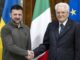 El presidente italiano, Sergio Mattarella (d), da la bienvenida al presidente ucraniano, Volodímir Zelenski (i) a su llegada a una reunión en el Palacio del Quirinal en Roma, el 10 de enero de 2025. EFE/EPA/PAOLO GIANDOTTI/QUIRINAL PALACE PRESS OFFICE HANDOUT HANDOUT EDITORIAL USE ONLY/NO SALES