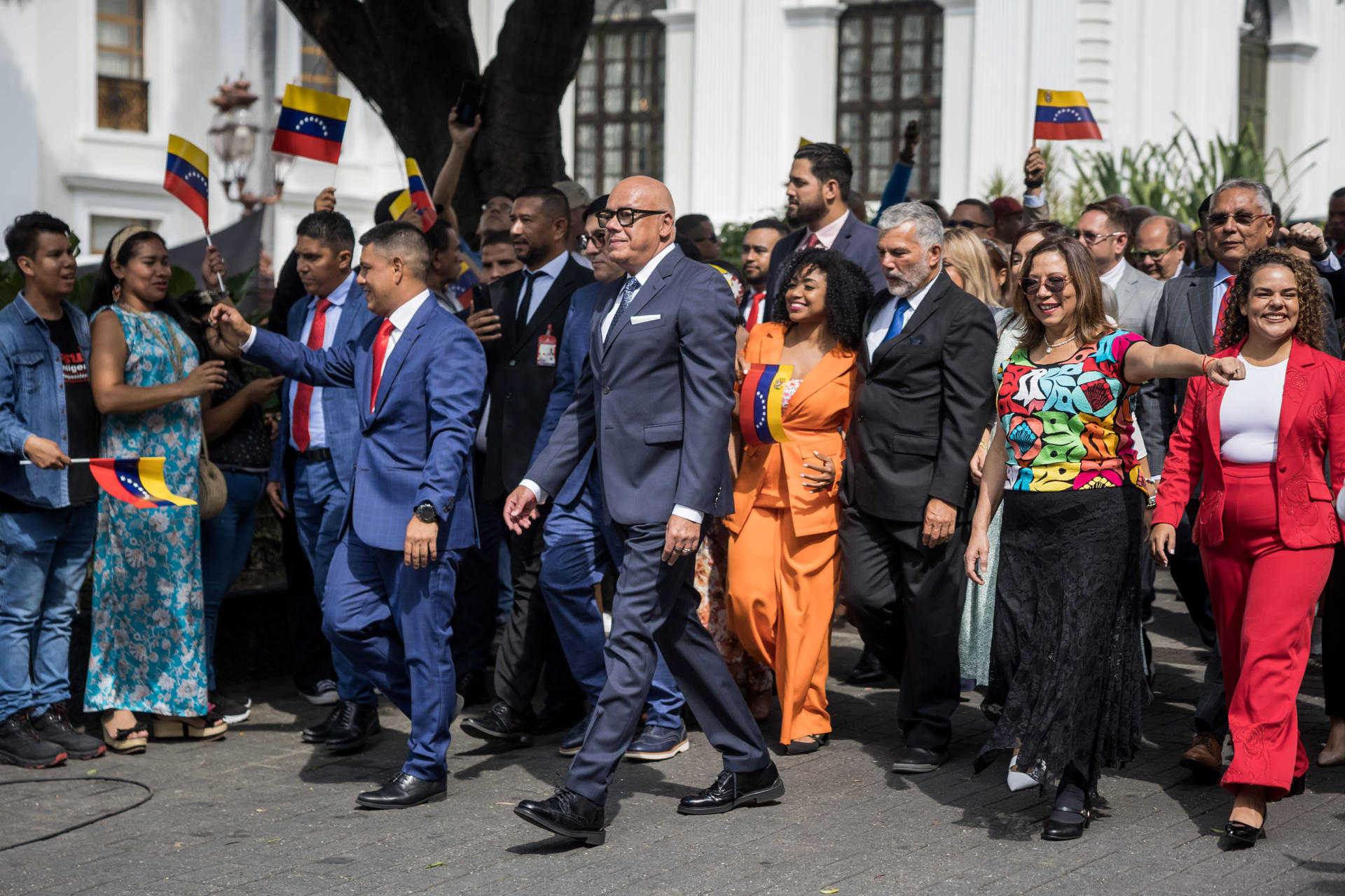 El presidente de la Asamblea Nacional (AN, Parlamento) de Venezuela, Jorge Rodríguez (c), y diputados participan en un acto previo al inicio del año legislativo este domingo, en Caracas (Venezuela). Rodríguez pidió a los diputados apoyar la solicitud de arresto para el líder de la oposición mayoritaria Edmundo González Urrutia -exiliado en España-, si ingresa al país. EFE/ Miguel Gutiérrez
