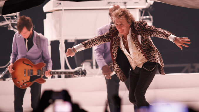 El músico británico Rod Stewart, que posee una de las carreras mas largas del pop-rock, lleva a la ciudad de Coruña su show  One Last Time, este domingo en el coliseúm de A Coruña, 15 de diciembre de 2024.- EFE/ Kiko Delgado
