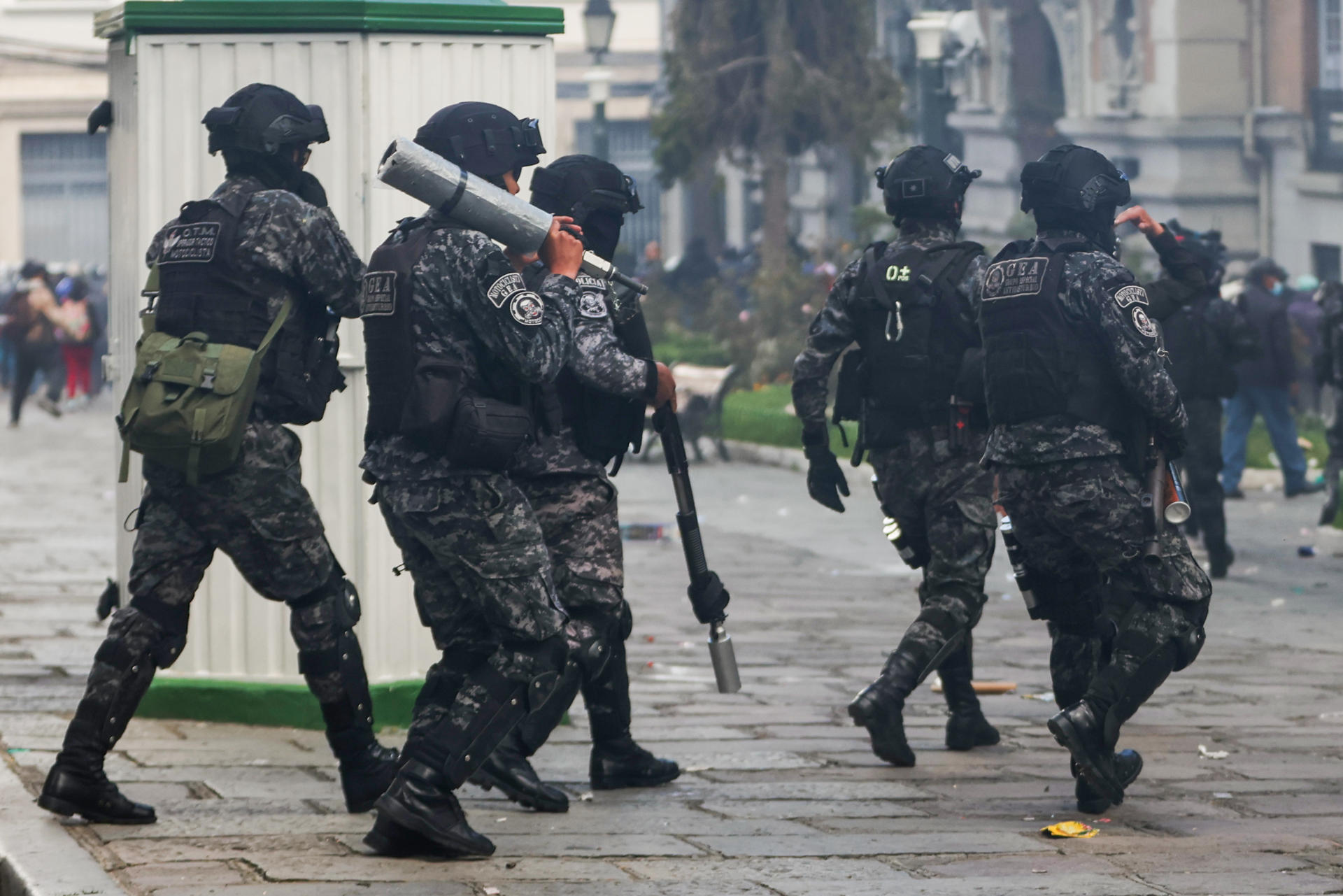 Miembros de la policía boliviana se enfrentan con simpatizantes del expresidente Evo Morales (2006-2019) durante una marcha en contra de los procesos judiciales al exmandatario este lunes, en La Paz (Bolivia). EFE/ Luis Gandarillas
