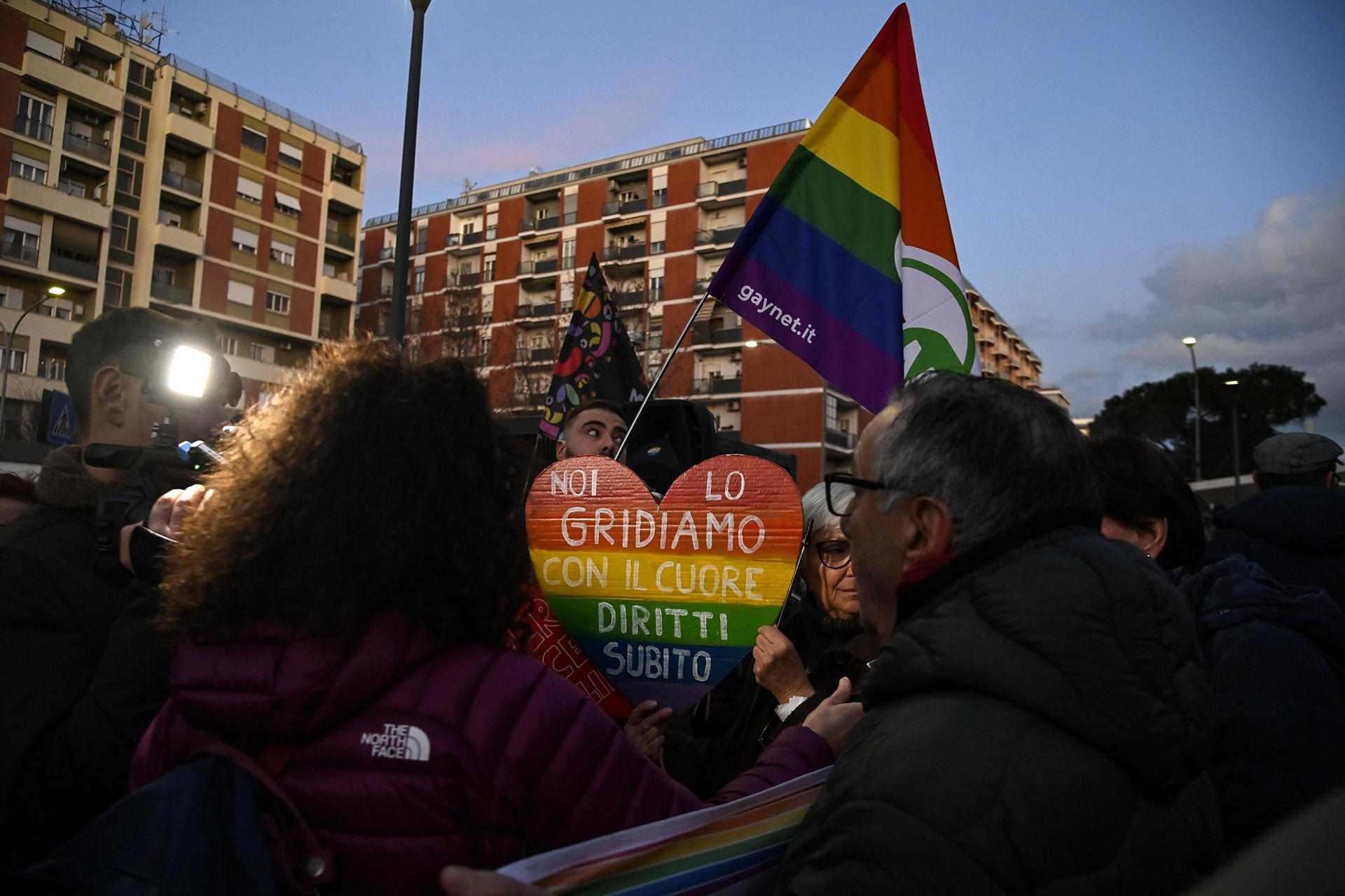 Manifestación en Roma contra una agresión homófoba a una pareja homosexual en Nochevieja. EFE/EPA/RICCARDO ANTIMIANI
