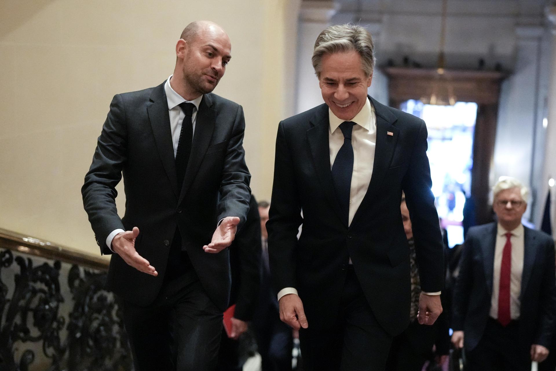 El Ministro de Asuntos Exteriores francés, Jean-Noel Barrot (I), da la bienvenida al Secretario de Estado de EE. UU., Antony Blinken (C), antes de su reunión en París, Francia, el 08 de enero de 2025. (Francia) EFE/EPA/THIBAULT CAMUS / POOL MAXPPP OUT
