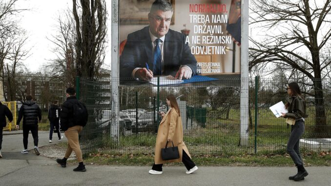 Cartel electoral en Zagreb con la imagen del candidato a la reelección presidencial Zoran Milanovic. EFE/EPA/ANTONIO BAT
