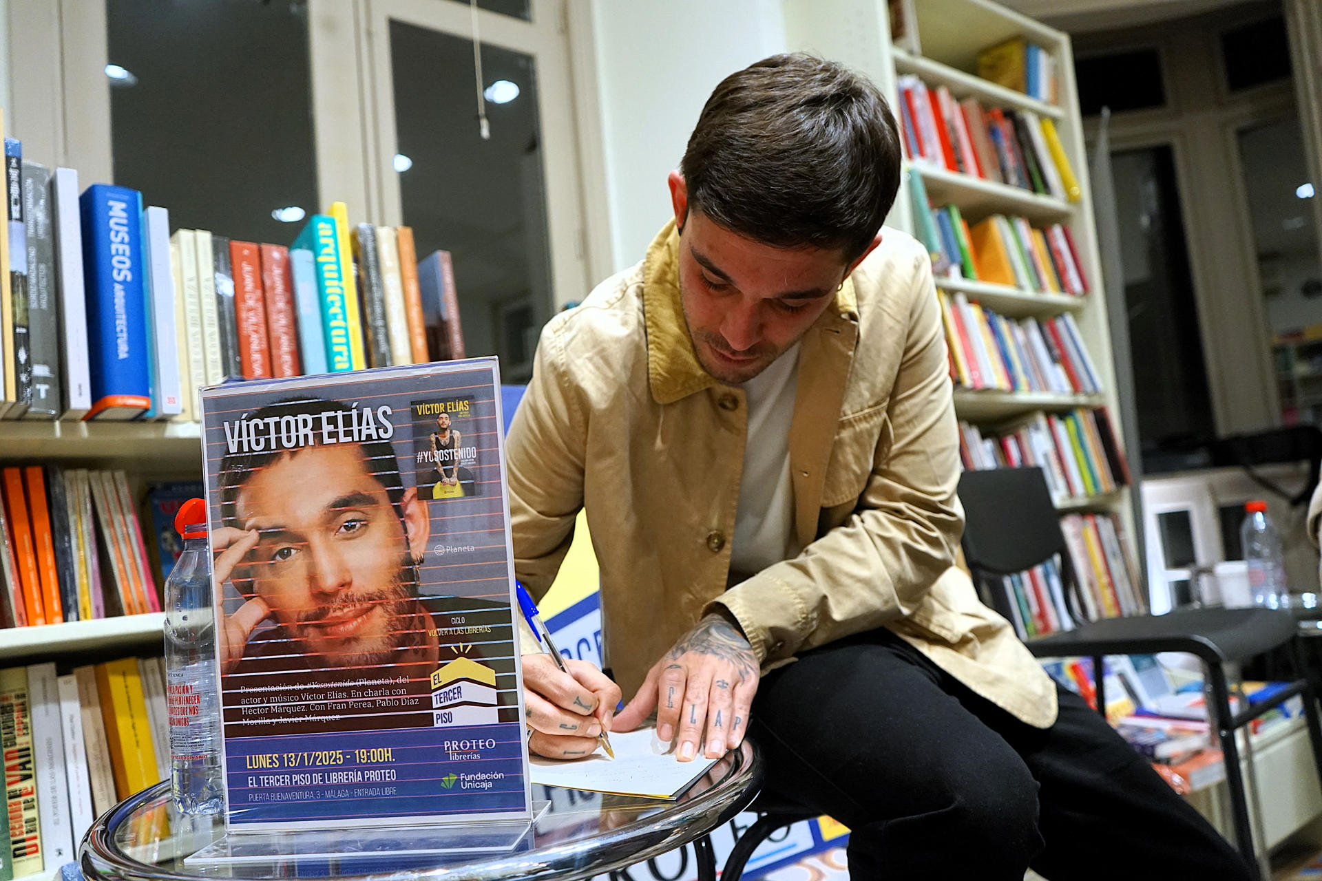 El actor y músico Víctor Elías cuenta en una entrevista con EFE su historia de vida desde la infancia en los platós, en la famosa serie Los Serrano, hasta su lucha de adulto contra la adicción y el fracaso, con motivo de su primer libro "Yo sostenido: Historia de un juguete casi roto". EFE/ María Alonso
