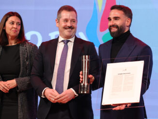 El defensa del Real Madrid Dani Carvajal, junto al consejero de Cultura, Turismo y Deporte, Mariano de Paco Serrano (c), recibe el galardón a Mejor Futbolista 2024, en la IX Gala Anual de la Asociación de la Prensa Deportiva de Madrid (APDM), este lunes en la capital. EFE/ Kiko Huesca