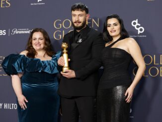 De izquierda a derecha: Jessica Gunning, Richard Gadd y Nava Mau , reparto de la serie 'Baby Reindeer' posan en la 82 entrega de los premios Globo de Oro en el Beverly Hilton Hotel en Beverly Hills, California. EFE/CAROLINE BREHMAN