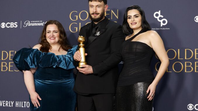 De izquierda a derecha: Jessica Gunning, Richard Gadd y Nava Mau , reparto de la serie 'Baby Reindeer' posan en la 82 entrega de los premios Globo de Oro en el Beverly Hilton Hotel en Beverly Hills, California. EFE/CAROLINE BREHMAN
