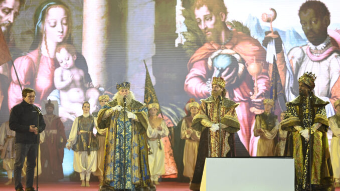 El alcalde de Madrid, José Luis Martínez-Almeida (i), junto a los tres Reyes Magos, participa en la tradicional cabalgata de los Reyes Magos, que ha desfilado este domingo por el centro de la ciudad de Madrid, en una jornada con previsión de luvias que no impide que los más pequeños tengan la oportunidad de ver a Melchor, Gaspar y Baltasar antes de visitar cada casa para el reparto de regalos.- EFE/Víctor Lerena
