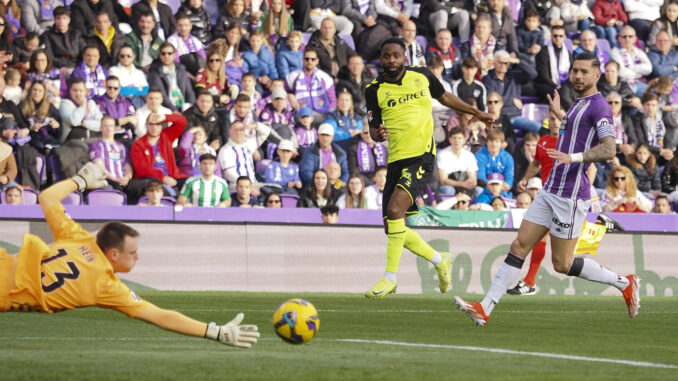 - El delantero congoleño del Betis, Cédric Bakambu (c) intenta batir al portero estonio del Valladolid,Karl Hein (i), en el partido de LaLiga que se disputó en el estadio José Zorrilla. EFE/R. GARCÍA.
