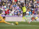 - El delantero congoleño del Betis, Cédric Bakambu (c) intenta batir al portero estonio del Valladolid,Karl Hein (i), en el partido de LaLiga que se disputó en el estadio José Zorrilla. EFE/R. GARCÍA.