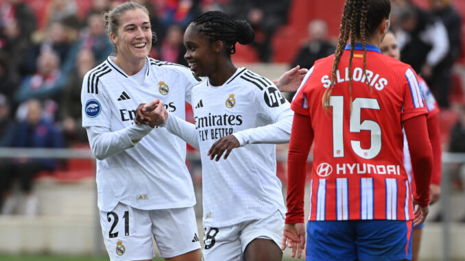 La delantera del Real Madrid Linda Caicedo (c), celebra con sus compañeras el gol conseguido ante el Atlético de Madrid, durante el partido de la Liga F disputado en el Centro Deportivo Alcalá de Henares. EFE/Fernando Villar
