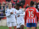 La delantera del Real Madrid Linda Caicedo (c), celebra con sus compañeras el gol conseguido ante el Atlético de Madrid, durante el partido de la Liga F disputado en el Centro Deportivo Alcalá de Henares. EFE/Fernando Villar