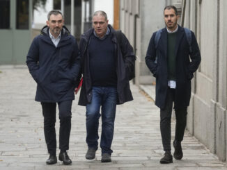 Los periodistas Marcos Pinheiro (d) y José Precedo (elDiario), acompañados del director de elDiario.es, Ignacio Escolar (i), de a su llegada al Tribunal Supremo para prestar declaración en calidad de testigo ante el juez que investiga al fiscal general del Estado, Álvaro García Ortiz, por la presunta filtración de los mensajes sobre el fraude fiscal del novio de Isabel Díaz Ayuso, y que este jueves toma declaración a seis periodistas que informaron del contenido de esos correos. EFE/ Borja Sánchez-Trillo