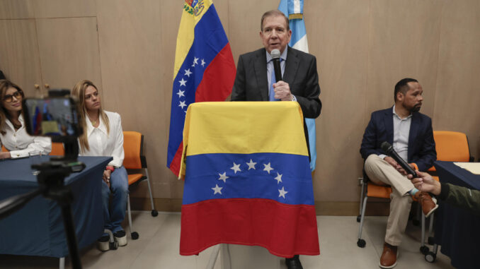 El líder opositor venezolano Edmundo González Urrutia habla en un encuentro con ciudadanos venezolanos residentes en Guatemala, este miércoles en la capital de ese país. EFE/ David Toro
