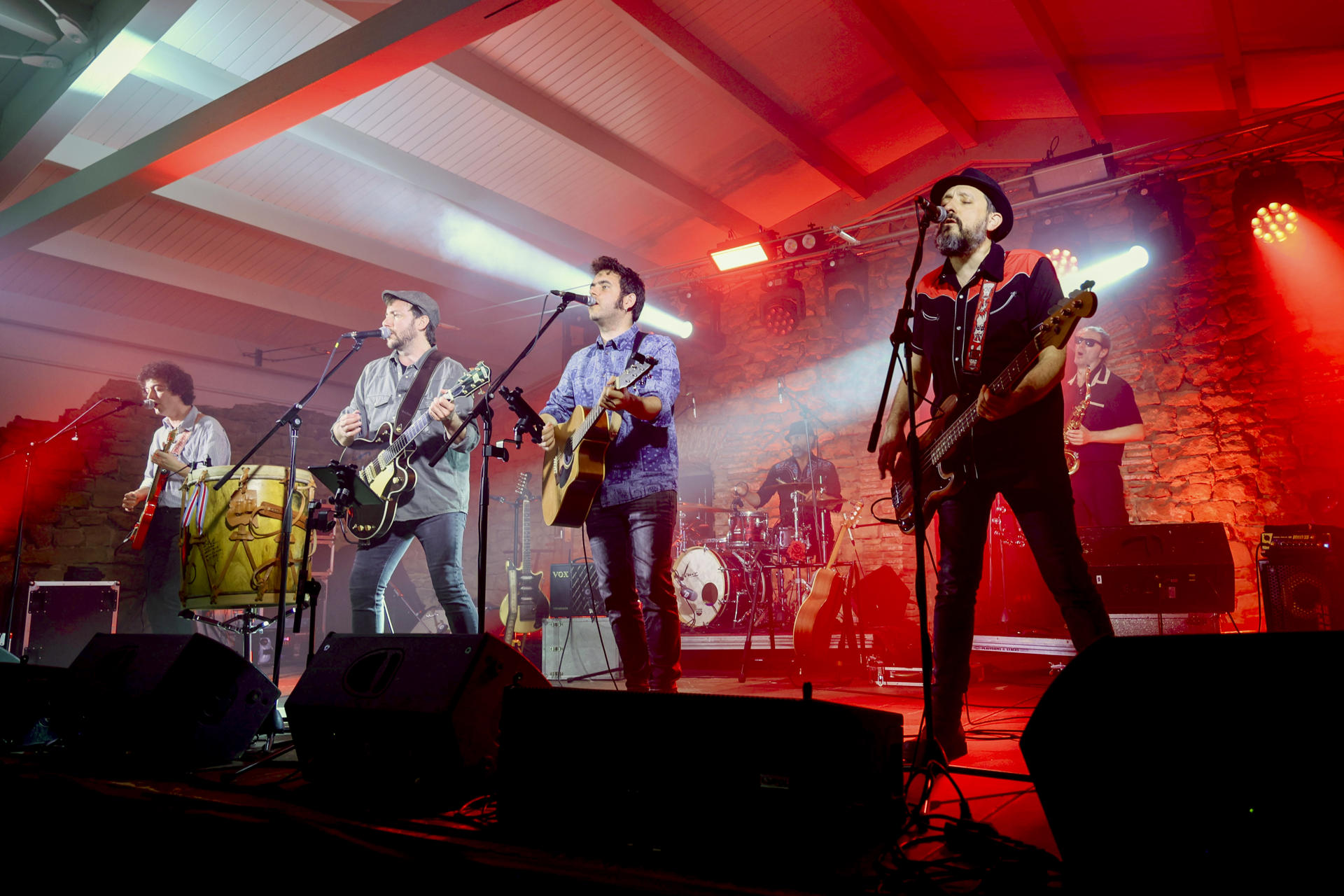 La banda de música La Estrella Azul durante el concierto, este domingo, dentro del Festival Actual 2025 en Logroño. El conjunto que lleva el nombre de la película nominada a 8 premios Goya, "no aspira a ser un fenómeno de masas", sino actuar para "amantes de la música que no pretenden imitar las fórmulas actuales", ha afirmado a EFE el director de cine y miembro del grupo, Javier Macipe.-EFE/ Raquel Manzanares
