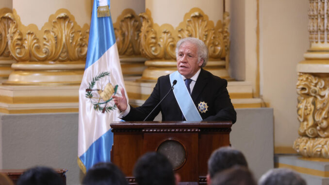 El secretario general de la OEA, Luis Almagro, habla al recibir una distinción honorífica en el Palacio Nacional de la Cultura este 10 de enero de 2025, en Ciudad de Guatemala (Guatemala). EFE/ Mariano Macz
