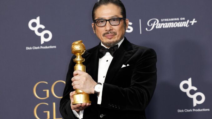 El actor japonés Hiroyuki Sanada posa en la sala de prensa con el premio a la mejor interpretación de un actor en una serie de televisión dramática por 'Shogun' durante la 82ª ceremonia anual de los Premios Globo de Oro en el Beverly Hilton Hotel de Beverly Hills. EFE/EPA/CAROLINE BREHMAN
