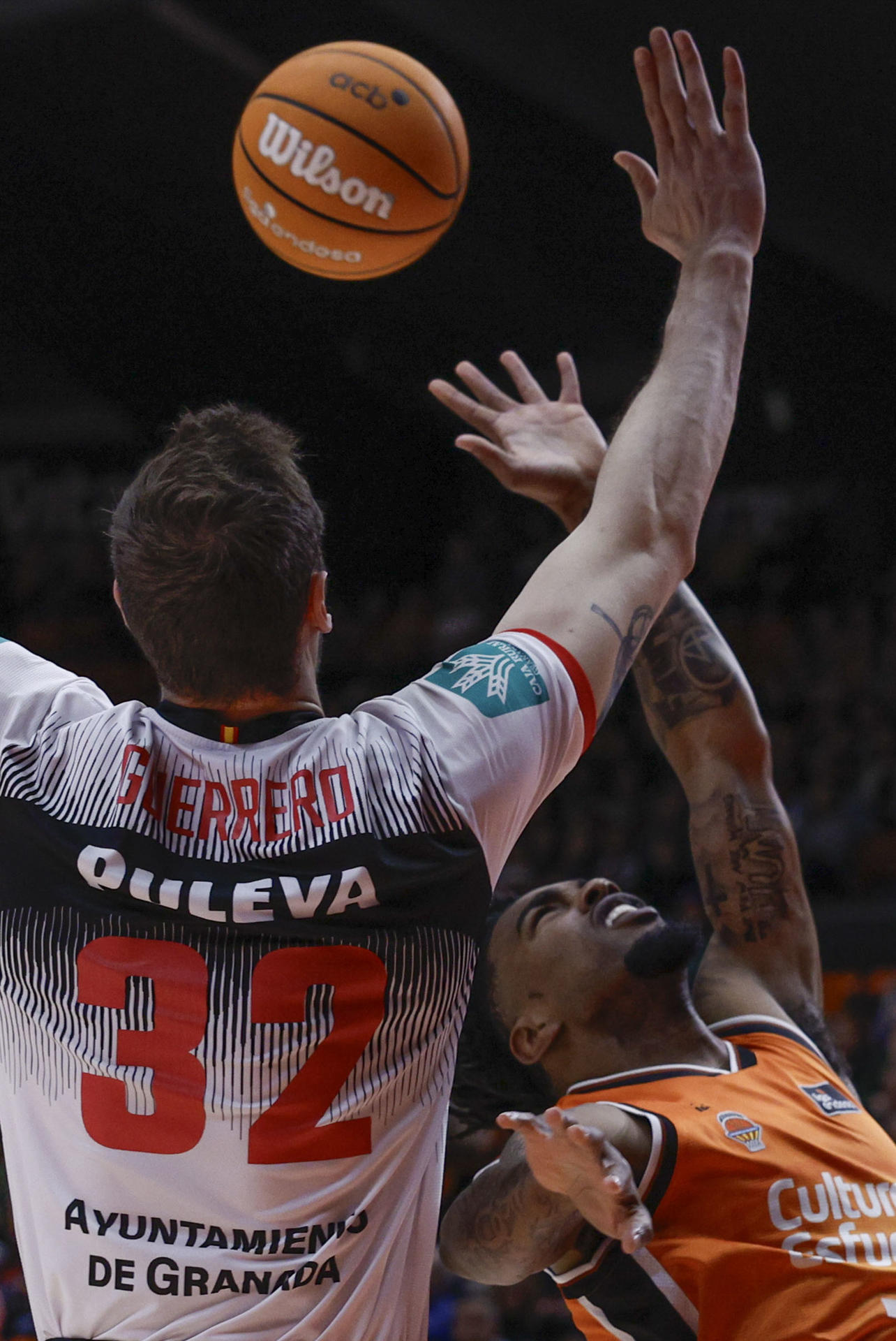 El base estadounidense del Valencia Basket Matt Chris Jones (d) lanza a canasta ante el pívot del Covirán Granada Rubén Guerrero en el partido de Liga Endesa de baloncesto en la Fuente de San Luis, en Valencia. EFE/ Kai Forsterling
