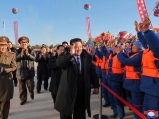 Foto facilitada por la agencia norcoreana KCNA el pasado 30 de diciembre que muestra al líder del país, Kim Jong Un, inaugurando una piscifactoría. EFE/EPA/KCNA